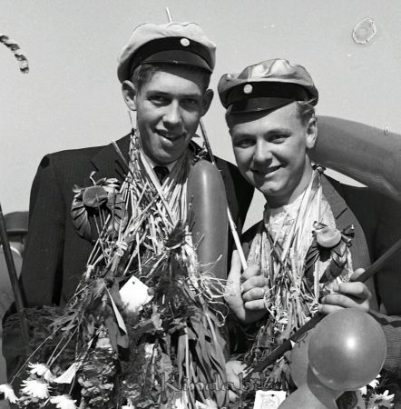 Realexamen Kisa Bygdegården Skolan
raja
Studenter med ballonger och blommor runt halsen..   

raja
Fr vänster Leif Anderö, son tyill Hugo Anderö, samt Sture Larsson.
Källa: Bruno G 
Nyckelord: Skolan Kisa