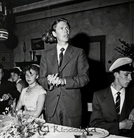 Realexamen Kisa Bygdegården Skolan
raja
Realexamensfirande

raja
Stående Ingemar Falk Tignemåla och till höger Ludde Karlsson.
Källa: Bruno G 
Nyckelord: Skolan Kisa