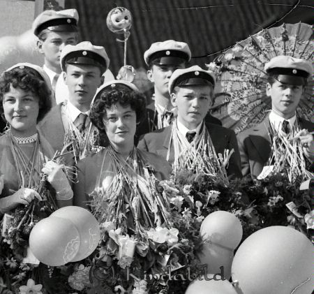 Realgruppen 1956
gepe
Del av klass realexamen 1956
gepe
Främre raden fr vänster
Inger Castman född Germundsson
Bo Gustavsson (Berra)
Stig Andersson (Jocke)
Bakre raden fr vänster
Göte Nelsson
Olle Svensson
Källa: Aina J 
     
 

Nyckelord: Realgruppen 1956