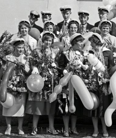 Realexamen 1958-05-21.
raja
Klassfoto troligen Stjärneboskolan
mayca
�?versta raden: Bengt Djurstedt, Urban Almquist, Rolf Oskarsson, Claes Melchert och Hans Petersson.
Mittenraden: Barbro Svanström, Gunvor och Inga-Lill Johansson samt Ann-Mari Nilsson.
Nedersta raden:Ing-Marie Schill, Inger Eklund, Barbro Marcusson samt Birgitta Spets.
Nyckelord: Realexamen Kisa
