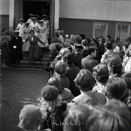 Realexamen Kisa Skolan Bygdegård
raja
En grupp studenter som springer ned för skoltrappan.
mayca
Vi har alla klarat Realexamen 21 maj 1958. Det syns på att vi i glädje springer utför trappan. Om någon hade blivit kuggad, vilket kunde hända, hade vi istället gått.
Nyckelord: Skolan Kisa