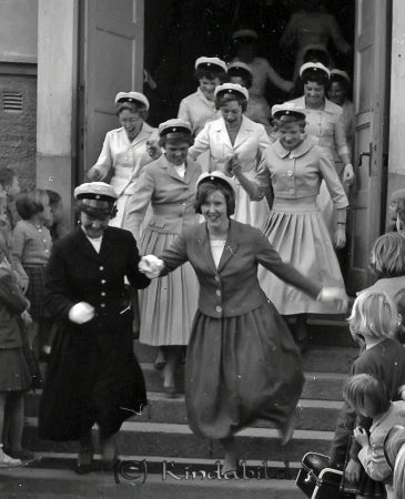 Realexamen Kisa Skolan Bygdegård
raja
En grupp studenter som springer ned för skoltrappan.
mayca
Först rusar Barbro Marcusson och Inger Eklund. Därefter kommer Ann-Marie Nilsson och Kerstin Lambertz. Birgittorna Fransson och Svensson följer och därefter Majken Hagvil och Marianne Nilsson.
Nyckelord: Skolan Kisa