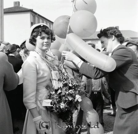 Realexamen Kisa Skolan Bygdegård
raja
En kvinnlig student får hjälp med sina ballonger och blommor runt halsen av ytterligare en kvinna.
mayca
Majken Hagvil.
Nyckelord: Skolan Kisa