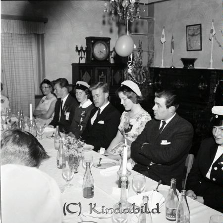 Realexamen Kisa Skolan Bygdegård
raja
Realexamensfirande
mayca
Realexamen firas på Bygdegården. Margareta Flink, Rolf Oskarsson, Katarina Andersson, gymnastikdirektör Karl-Gustav Ridderstråle, Inger Eklund, lärare i manlig slöjd Weimar Anderö samt närmast kameran Solvig Nilsson.
Nyckelord: Skolan Kisa
