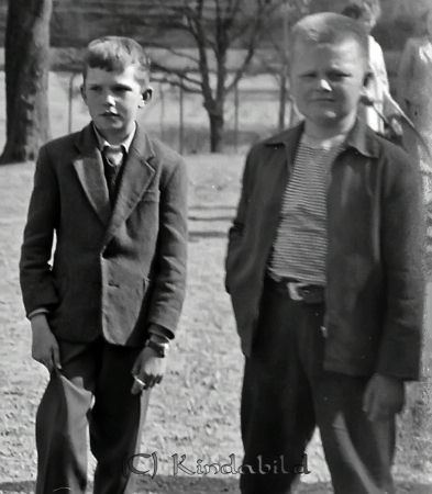 Realexamen Kisa Skolan Bygdegård
raja
Två pojkar på skolgården.
Nyckelord: Skolan Kisa