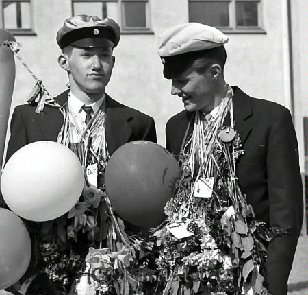 Realexamen Kisa Skolan Bygdegård
raja
Två studenter med mörka kostymer skjorta och slips och runt halsen hänger blommor och ballonger.

raja
Bengt Djurstedt och Urban Almquist. 
Källa: Birgitta

Nyckelord: Skolan Kisa
