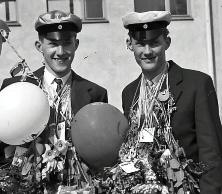 Realexamen Kisa Skolan Bygdegård
raja
Två studenter med mörka kostymer skjorta och slips och runt halsen hänger blommor och ballonger.
mayca
Bengt Djurstedt och Urban Almquist.
Nyckelord: Skolan Kisa