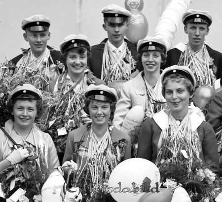 Realexamen Kisa
raja
Klassfoto 

raja
Främre raden t v Anne-Maj Pettersson och Anne-Marie Waldau 
Källa: Gerd Pettersson

raja
Realexamen 1959
Främre raden t.v. Anne-Maj Pettersson(Damm) Ann Marie Waldau BirgittaMelchert
Andra raden t.v.Marita Andersson Anita Andersson(Mickelsson)
Tredje raden t.v. Lars Anebreid Rolf Gustafsson Bernt Castman 
Källa: Birgitta Petersson


Nyckelord: Kisa