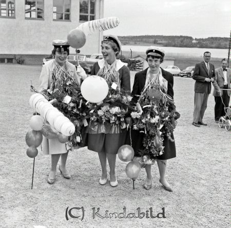 Realexamen Kisa
raja
Tre kvinnor med blommor och ballonger runt sina halsar.
amwa
Lilian Gustafsson Birgitta Melchert Sylvia Lindqvist
Nyckelord: Kisa