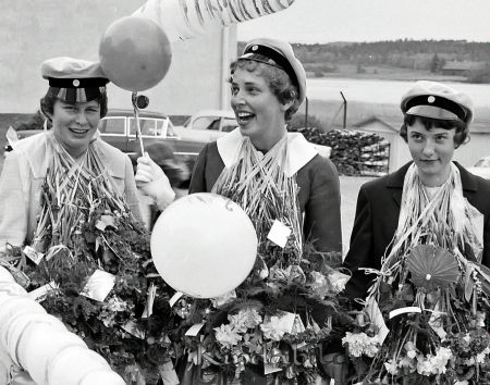 Realexamen Kisa
raja
Tre kvinnor med blommor och ballonger runt sina halsar.
amwa
Lilian Gustafsson Birgitta Melchert Sylvia Lindqvist
Nyckelord: Kisa