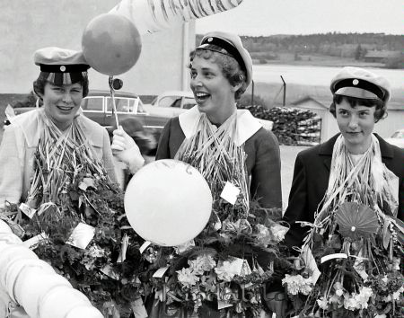 Realexamen Kisa
raja
Tre kvinnor med blommor och ballonger runt sina halsar.
amwa
Lilian Gustafsson Birgitta Melchert Sylvia Lindqvist
Nyckelord: Kisa