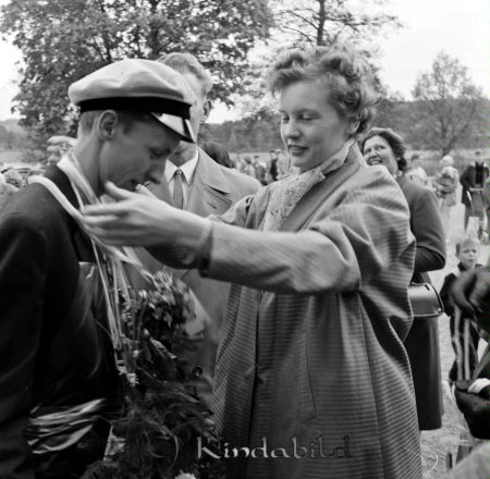 Realexamen Kisa
raja
En kvinna som hänger blommor runt halsen på en student.

Nyckelord: Kisa