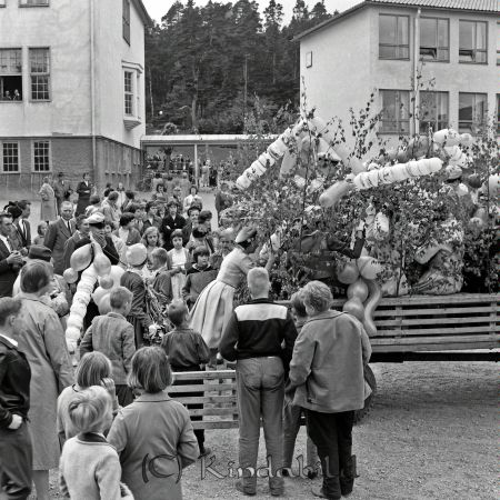 Realexamen Kisa
raja
Studenter på en lövad vagn 

Nyckelord: Kisa