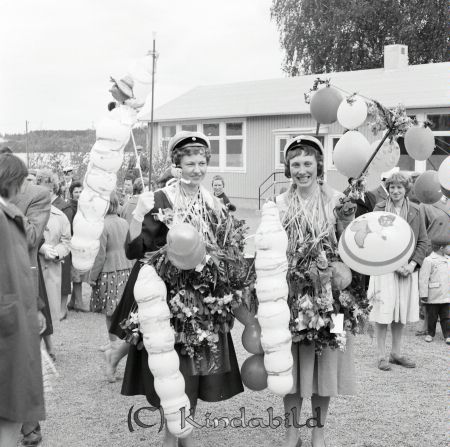 Realexamen Kisa
raja
Två kvinnliga studenter med blommor och ballonger runt sina halsar. 
amwa
Marianne Andersson Lillie Carlsson
Nyckelord: Kisa