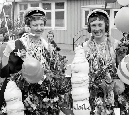 Realexamen Kisa
raja
Två kvinnliga studenter med blommor och ballonger runt sina halsar. 
amwa
Marianne Andersson Lillie Carlsson
Nyckelord: Kisa