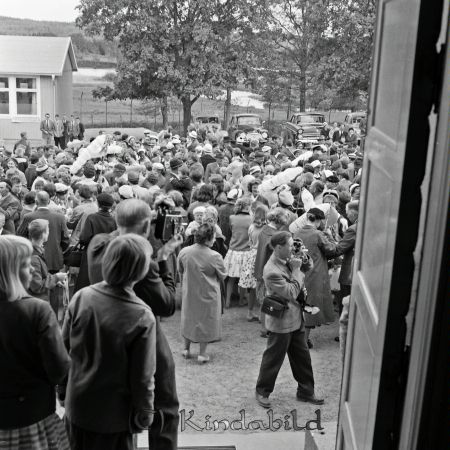 Realexamen Kisa
raja
Studenter och anhöriga på skolgården.
Nyckelord: Kisa