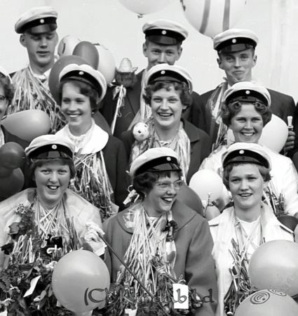 Realexamen Kisa Skola
raja
Klassfoto

raja
Första raden vänster Birgitta Kjellgren
 Andra raden mitten Gull-Britt Kindén
 Tredje raden vänster Asklöf Horn och till höger Bernt Andersson
 Källa: Studiegruppen hembygdsgården 
Nyckelord: Skola Kisa