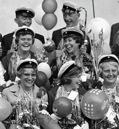 Realexamen Kisa Skola
raja
Klassfoto

raja
Första raden i mitten Margareta Karlsson Tjustad och till höger Kerstin Samuelsson Skeppberg.
Andra raden till vänster Ing-Marie Modigh och till höger Ragna Larsson Västra Eneby.
Källa: Studiegruppen hembygdsgården 
Nyckelord: Skola Kisa