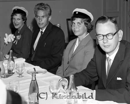 Realexamen Kisa Skola
raja
Realexamenfirande 

raja
Till höger läraren Henrik Sommarin 
Källa: Gerd Pettersson

raja
Fr vänster Gull-Britt Kindén Tidersrum och Åke Johansson Korpklev.. 
Källa: Gerd Pettersson 

raja
Bredvid Henrik Sommarin Majken Andersson.
Källa: Margareta Carlsson


Nyckelord: Skola Kisa