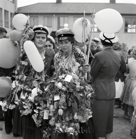 Realexamen Kisa Skola
raja
Studenter med blommor och ballonger runt halsen.

Nyckelord: Skola Kisa