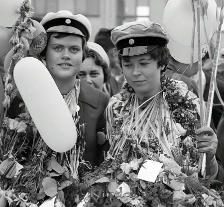 Realexamen Kisa Skola
raja
Studenter med blommor och ballonger runt halsen.

raja
Fr vänster Ing-Marie Modigh och Ragna Larsson.
Källa: Studiegruppen hembygdsgården 
Nyckelord: Skola Kisa