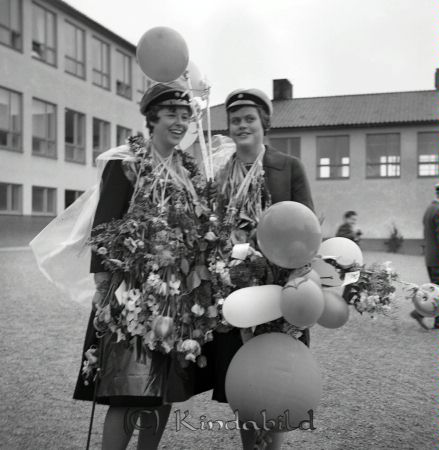 Realexamen Kisa Skola
raja
Två kvinnliga studenter med blommor och ballonger runt sina halsar. 

Nyckelord: Skola Kisa