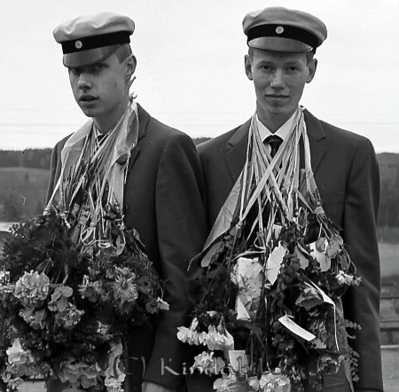 Realexamen Kisa Skola
raja
Studenter med blommor och ballonger runt halsen.

Nyckelord: Skola Kisa