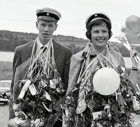 Realexamen Kisa Skola
raja
Studenter med blommor och ballonger runt halsen.

Nyckelord: Skola Kisa