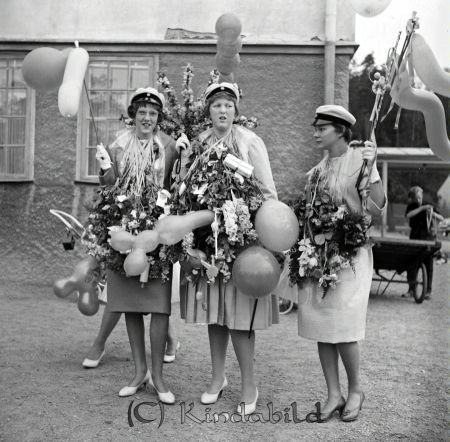 Realexamen Kisa Skola
raja
Studenter med blommor och ballonger runt halsen.

Nyckelord: Skola Kisa
