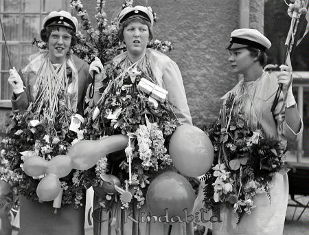 Realexamen Kisa Skola
raja
Studenter med blommor och ballonger runt halsen.

Nyckelord: Skola Kisa