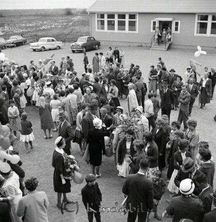 Realexamen Kisa Skola
raja
Studenter och anhöriga på skolgården.
Nyckelord: Skola Kisa