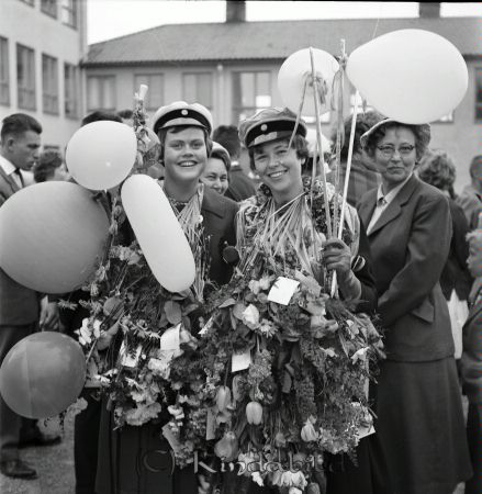 Realexamen Kisa Skola
raja
Studenter med blommor och ballonger runt halsen.

Nyckelord: Skola Kisa