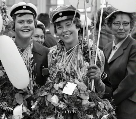 Realexamen Kisa Skola
raja
Studenter med blommor och ballonger runt halsen.

Nyckelord: Skola Kisa