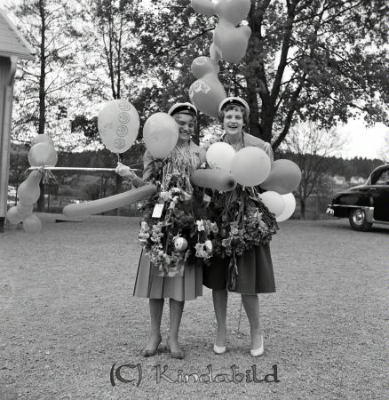 Realexamen Kisa Skola
raja
Två kvinnliga studenter med blommor och ballonger runt sina halsar. 

Nyckelord: Skola Kisa