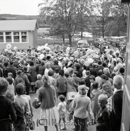 Realexamen Kisa Skola
raja
Studenter och anhöriga på skolgården.
Nyckelord: Skola Kisa