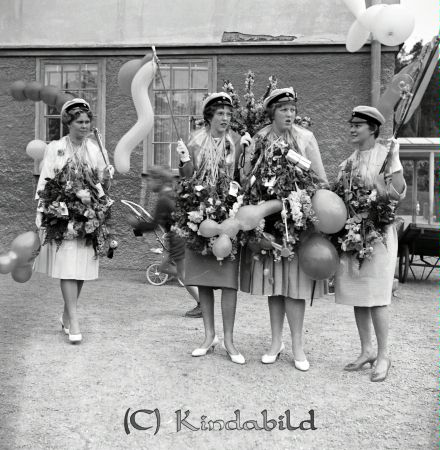 Realexamen Kisa Skola
raja
Studenter med blommor och ballonger runt halsen.

Nyckelord: Skola Kisa