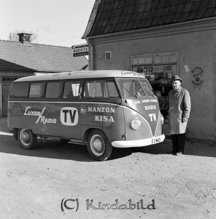 John Hanzon o Co Kisa
raja
En man bredvid tjänstebil

raja
Hanzons Radioaffär var inrymd i ett hus vid Kisa torg som byggdes på 1920-talet som besiktningsbyrå. Bönderna slaktade sina djur hemma och åkte in till besiktningsbyrån för att köttet skulle kontrolleras. Utanför huset stod olika uppköpare till vilka bönderna sålde köttet.
När slakthuset i Kisa hade byggts i slutet av 1930 -talet blev besiktningsbyrån överflödig. John Hanzon startade radioaffär i huset. Väntsal för bussresenärer var också inrymt där.Huset revs redan 1971.
Källa: �?stgöta Correspondenten 
Källa: Gerd Pettersson 

Nyckelord: Hanzon Kisa