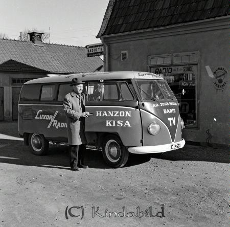John Hanzon o Co Kisa
raja
En man bredvid tjänstebil 
Nyckelord: Hanzon Kisa