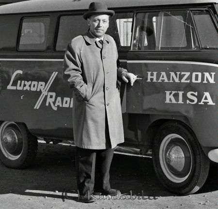 John Hanzon o Co Kisa
raja
En man bredvid tjänstebil 
Nyckelord: Hanzon Kisa