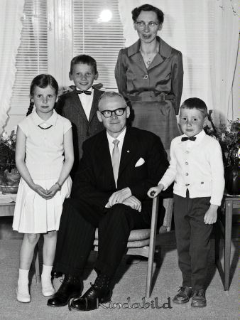 Ivar Karlsson Kisahus E
gepe
Fam Ivar Karlsson

raja
1:r f.v  Karin, Ivar, Tryggve 
2:r f.v  Torbjörn, Greta
Källa: Studiegruppen Hembygdsgården 

raja
Ivar Karlsson var mejerist i Kisa Mejeri tills det avvecklades i början av 1970-talet.
En mycket trevlig och bildad person. Studerade på Liljeholmens dagfolkhögskola efter pensioneringen.
Greta var distriktssköterska. 
Källa: Gerd Pettersson

Nyckelord: Karlsson Kisahus E