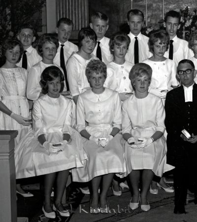 Kisa Kyrka Konfirmation Realgrupp Kisa
raja
Konfirmationsfoto

raja
Första raden fr vänster Berit Dennisson, Roback och Elisabet Nilsson Andra raden fr vänster Agneta Isaksson, NN, NN och Birgitta Leek. 
 Tredje raden fr vänster Lars Håkansson, Göran Lindell, postmästare Lindqvists son, Klas-Göran Karlsson, Karlfeldt
 Källa : Studiegruppen hembygdsgården 

raja
Första raden i mitten Maria Harling. Andra raden i mitten Els-Marie Söreskog. 
Källa: Margareta Carlsson 


Nyckelord: Konfirmation Kisa