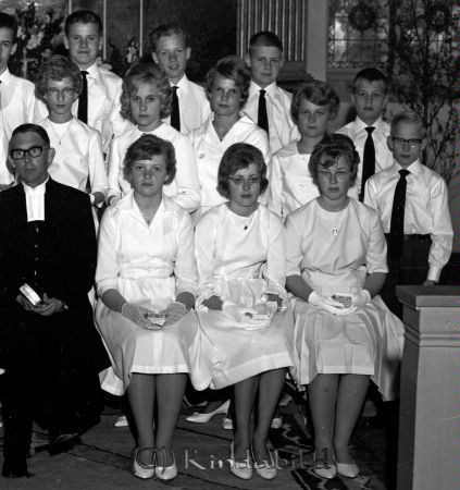Kisa Kyrka Konfirmation Realgrupp Kisa
raja
Konfirmationsfoto

raja
Första raden till vänster kyrkoherde Gustaf Skiöld, Gun-Britt Karlsson från Lövudden och till höger Sören Andersson.
 Andra raden fr vänster Gunilla Gothnier, Britt-Marie Karlsson, Gunnel Andersson, NN och Lennart Schill.
 Tredje raden fr vänster Tommy Gustavsson, Tommy Kastman, Lars-Åke Borgstrand.
 Källa: Studiegruppen hembygdsgården
Nyckelord: Konfirmation Kisa