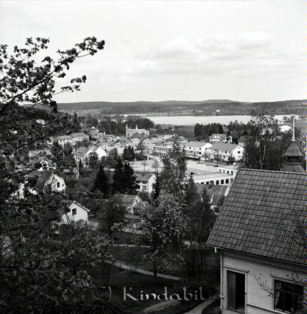 Kisavyer
raja
Foto taget från Vagngatan över Kisa med Kisasjön i bakgrunden
Nyckelord: Kommunalkontoret Kisa