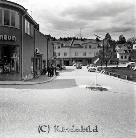 Kisavyer
raja
Korsningen Tvärgatan och Storgatan med Konsumbutiken till vänster där det senare var möbelaffär och numera är gym
Nyckelord: Kommunalkontoret Kisa