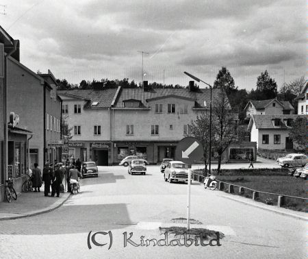 Kisavyer
raja
Korsningen Tvärgatan och Storgatan med parkeringsplatsen till höger där Hemköp ligger idag
Nyckelord: Kommunalkontoret Kisa