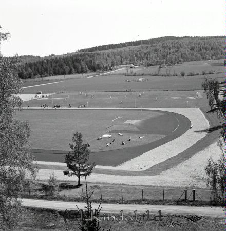 Kisavyer
raja
Idrottsplatsen i Kisa med A-plan närmast kameran och B-plan där efter
Nyckelord: Kommunalkontoret
