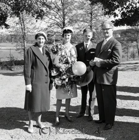 Familjen Wirén
cujo
Realexsamen Stjärneboskolan 1961

raja
Fr vänster Eyvor, dottern Margareta, sonen Magnus och Sture Wiren, disp �?stgöta Lantmän 
Källa: Gerd Pettersson 

Nyckelord: Realexsamen Kisa