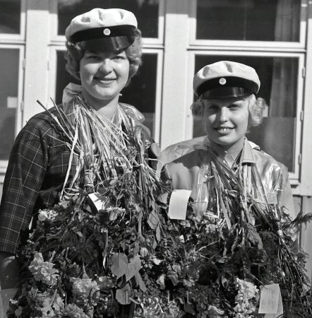 Realexsamen 1961
cujo
Realexsamen Stjärneboskolan 1961

raja
Till höger Kerstin Fält. 
Källa: Gerd Pettersson 

Nyckelord: Realexsamen Kisa