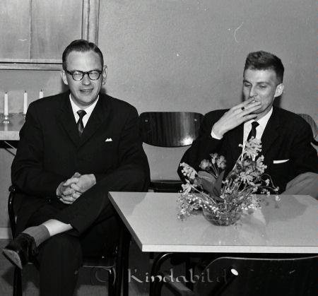 Realexsamen 1961
cujo
Lärare Realexsamen 1961

raja
Till vänster Henrik Sommarin 
Källa: Gerd Pettersson

Nyckelord: Realexsamen Kisa