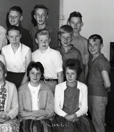 Klass 7a 1961
cujo
Klassfoto Kisa Folkskola

raja
Främre raden fr vänster Birgitta Karlsson gift Jonsson och Barbro
 Svensson gift Jonsson.
 Rad 2 från vänster ?, Bertil i Barklyckan ( Han utbildade sig till läkare och gifte sig med dotter till Einar Svensson Kisa-bud)
 Erik Holm och Krister Nord
 Rad 3 från vänster Göran Samuelsson, Bruno Nilsson och Sven-Erik
 Brorsson.
 Källa: Studiegruppen hembygdsgården 
Nyckelord: Klassfoto Kisa